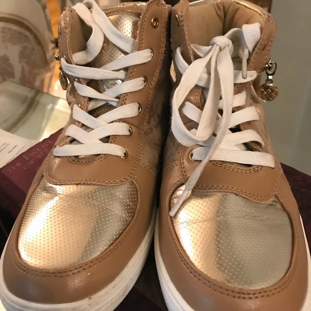 GYM SHOES - Picture 2 of 6